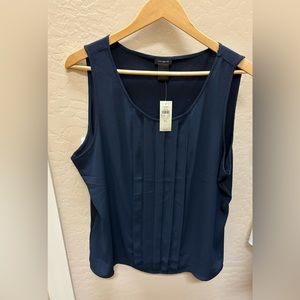 Ann Taylor Women’s Sleveless Top. Navy, pleated, Size XL. NWT.